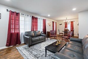 Living area - 3-bedroom house in lovely Norwood close to the new.   (Birmingham)