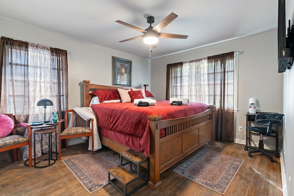 3 bedrooms, desk, iron/ironing board, free WiFi