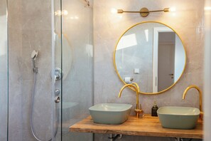 Shower, hair dryer, towels, soap - Seaview Villa Judita with pool in quiet area near the center of Split (Mravince)