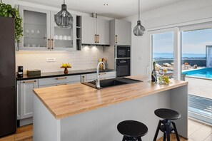 Mikrovågsugn, ugn, spishäll och diskmaskin