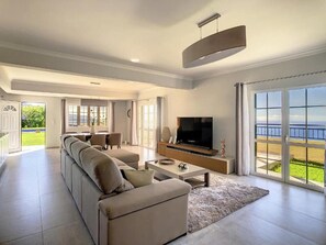 TV - Villa Baradaye by Atlantic Holiday (Estreito Calheta)