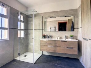 Shower, hair dryer, towels, toilet paper - Villa Baradaye by Atlantic Holiday (Estreito Calheta)