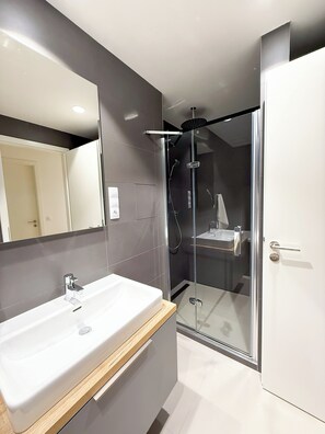 Hair dryer, bidet, towels, toilet paper - Modern Apartment with Terrace & Parking in Prague – Žižkov (Prague 3)