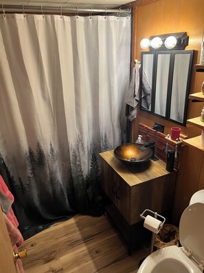 Secadora de cabello, toallas, jabón, papel de baño 