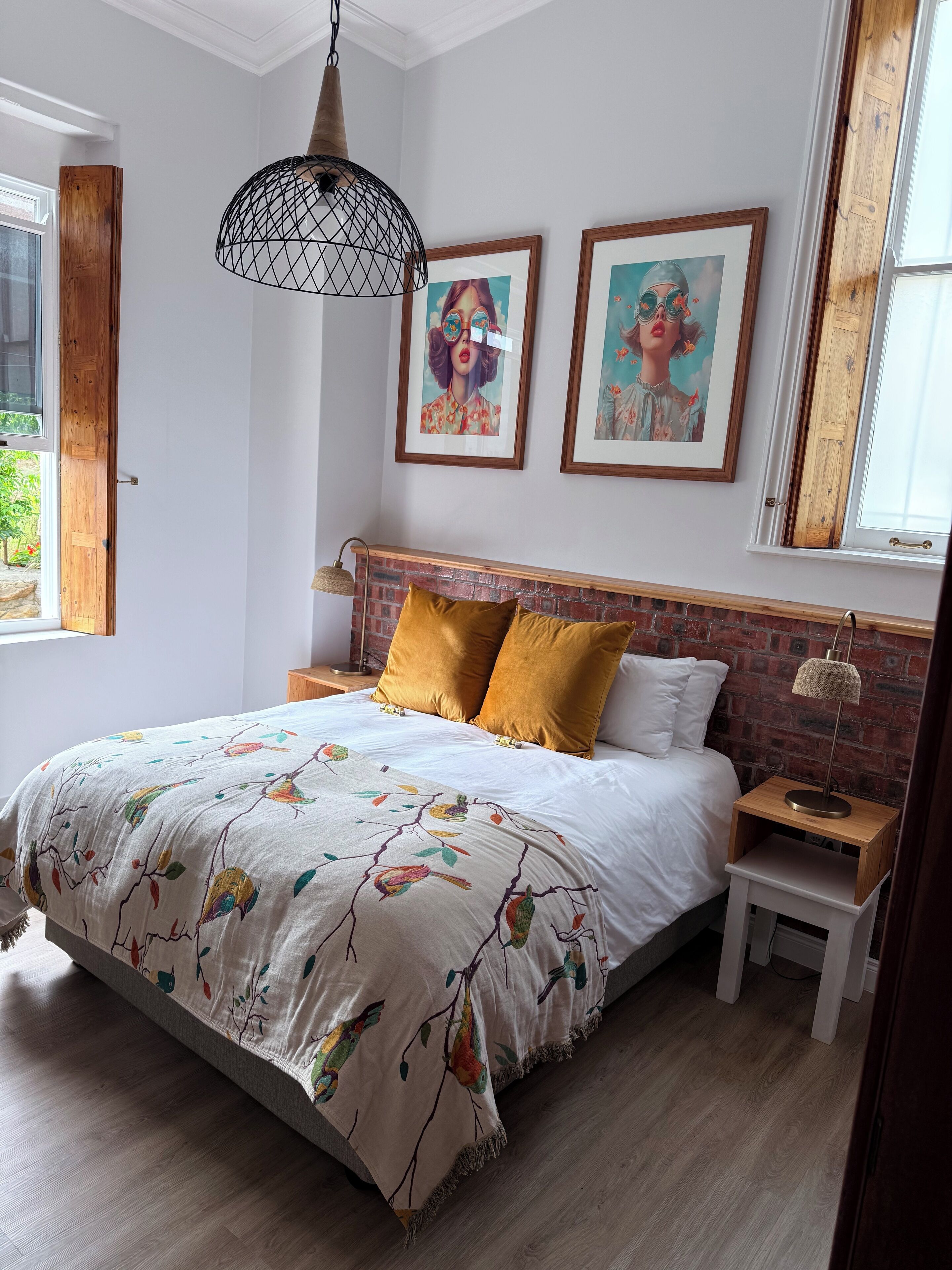 Tabla de planchar con plancha, wifi y ropa de cama 