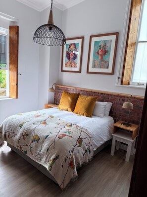 Tabla de planchar con plancha, wifi, ropa de cama