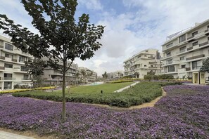 Property grounds - Chic 2BR Serviced Apart Pool view Sodic Villette (Cairo Governorate)