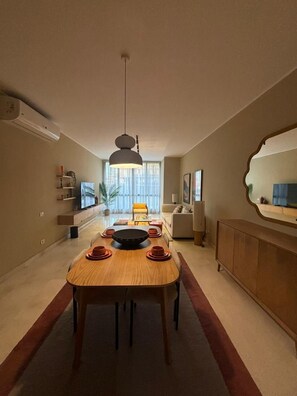 Smart TV - Chic 2BR Serviced Apart Pool view Sodic Villette (Cairo Governorate)