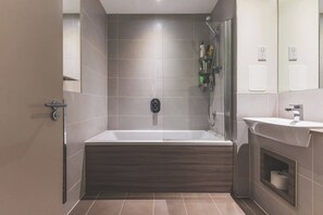 Shower, hair dryer - Stylish 4BDR Home Near South Acton With Parking (Greater London)