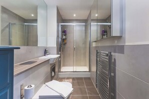 Shower, hair dryer - Stylish 4BDR Home Near South Acton With Parking (Greater London)