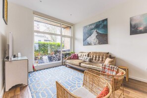 TV, offices - Stylish 4BDR Home Near South Acton With Parking (Greater London)