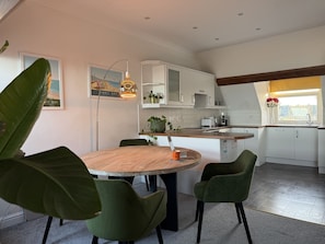 Fridge, microwave, oven, stovetop - Top Floor Beachside Apartment (Margate)