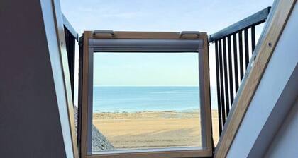 Top Floor Beachside Apartment