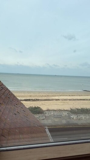 Beach nearby - Top Floor Beachside Apartment (Margate)