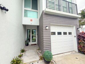Exterior detail - Driftwood Hideaway 3 Bedroom (Lauderdale-by-the-Sea)