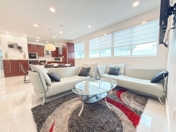 Living area - Driftwood Hideaway 3 Bedroom (Lauderdale-by-the-Sea)