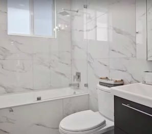 Regadera, bidet, toallas, papel de baño