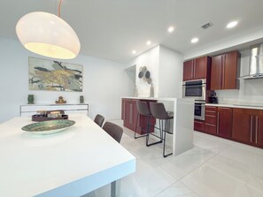 Private kitchen - Driftwood Hideaway 3 Bedroom (Lauderdale-by-the-Sea)