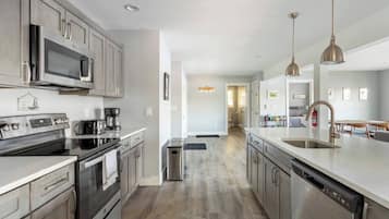 雪櫃、微波爐、焗爐、爐具