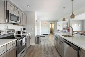 ثلاجة، ميكروويف، فرن، موقد طهي مسطح