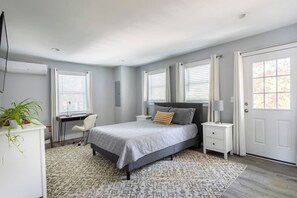3 bedrooms, desk, iron/ironing board, free WiFi - Direct Lakefront - Stunning Views and Panoramic Sunsets (East Lyme)