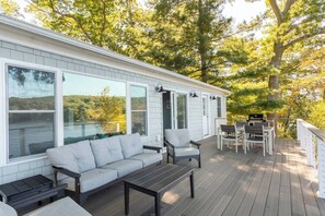 Outdoor dining - Direct Lakefront - Stunning Views and Panoramic Sunsets (East Lyme)