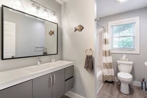 Shower, hair dryer, towels, soap - Direct Lakefront - Stunning Views and Panoramic Sunsets (East Lyme)
