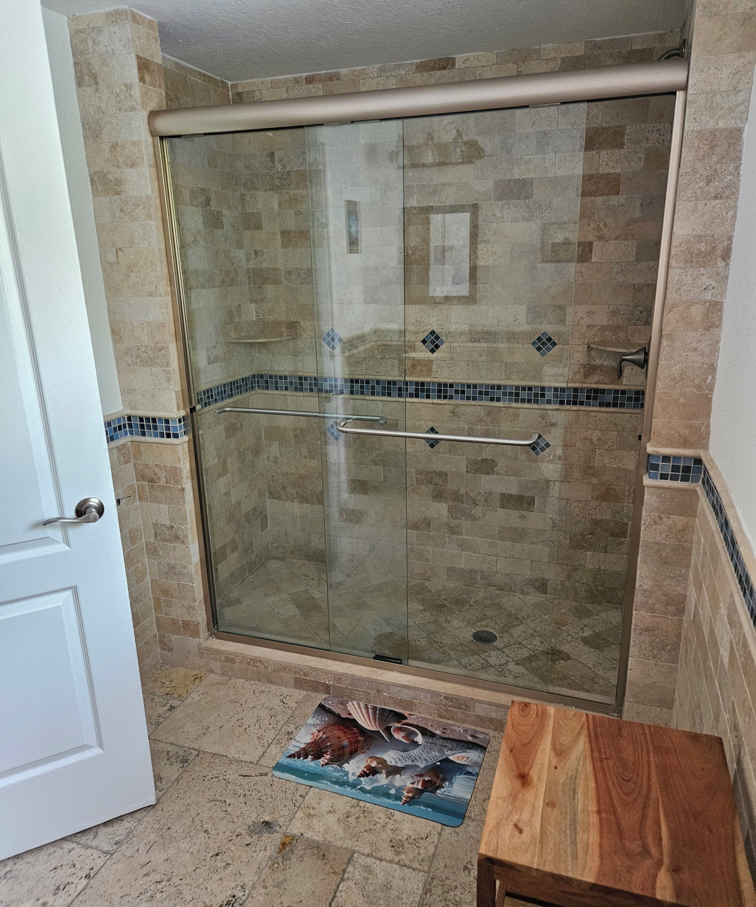 Douche, serviettes fournies