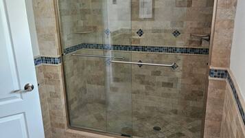 Douche, serviettes fournies