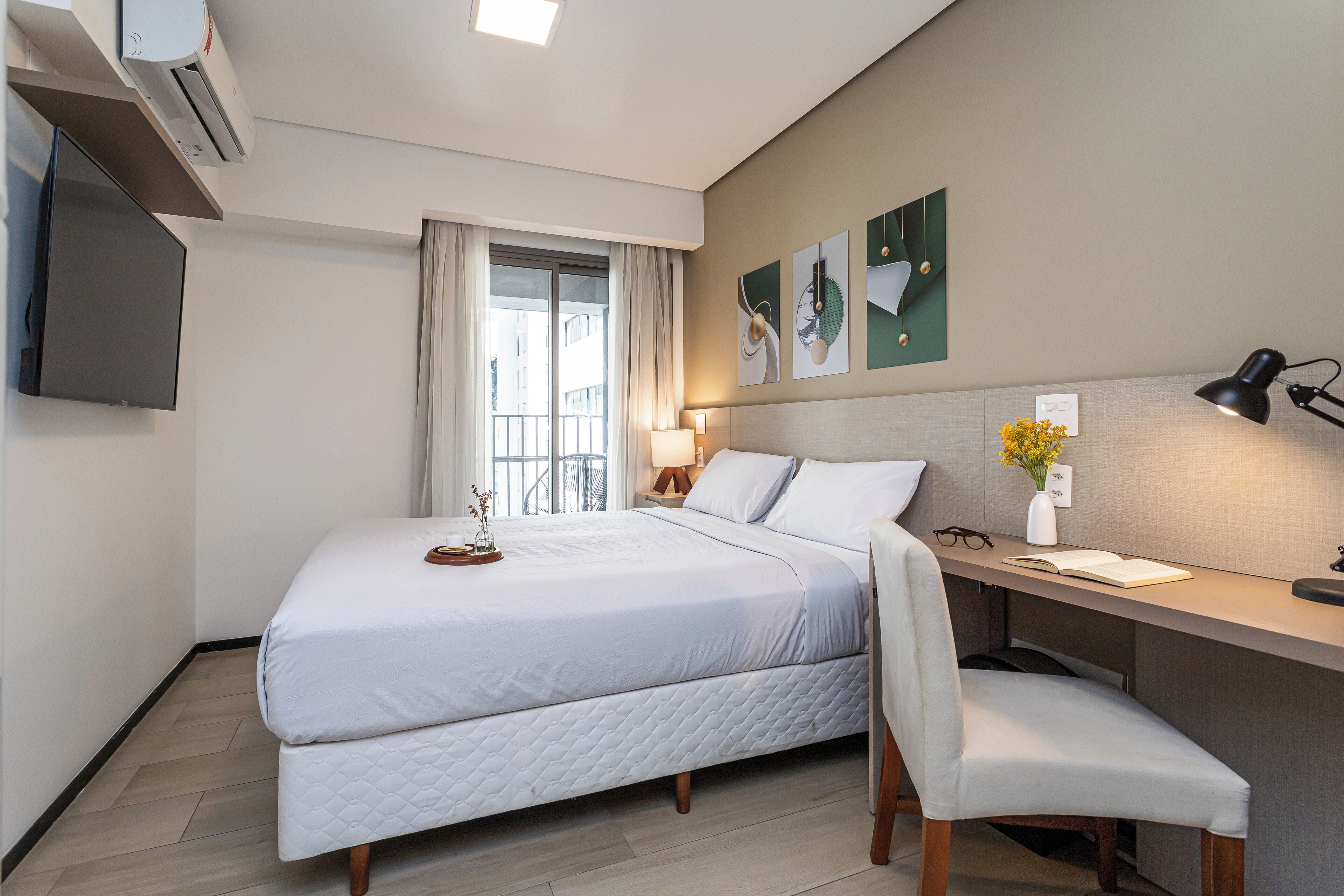 Laptophoz jól használható munkafelület, ingyenes wifi és ágynemű