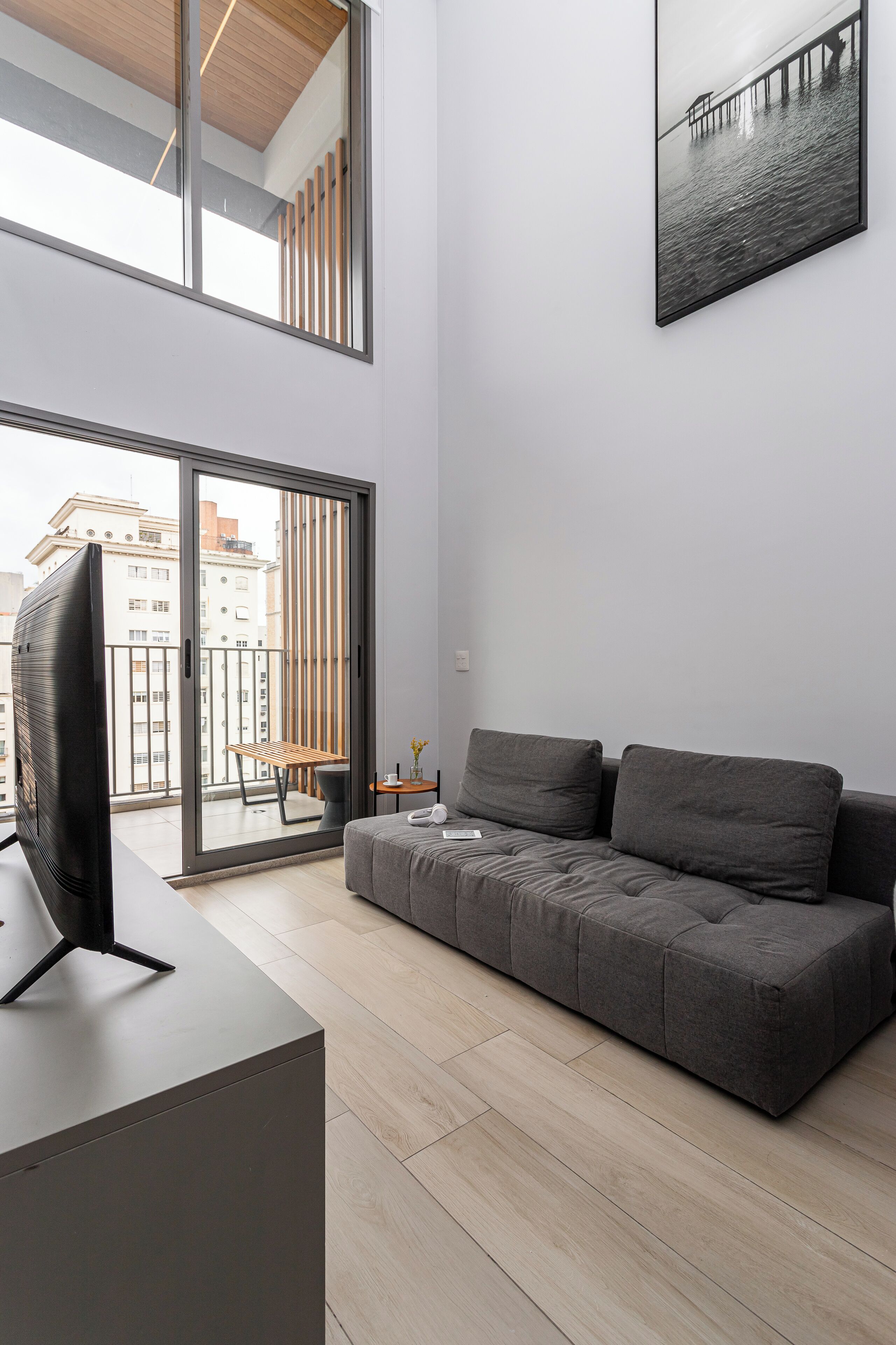 Szoba kétszemélyes ággyal | Nappalirész | Okostévé