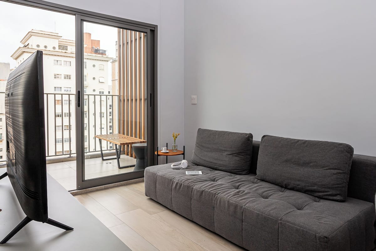 Szoba kétszemélyes ággyal | Nappalirész | Okostévé