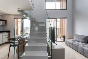 Double Room | Living area | 42-inch Smart TV with digital channels - Pivô Jardins by Viva - Apartamentos Novos e Modernos (São Paulo)