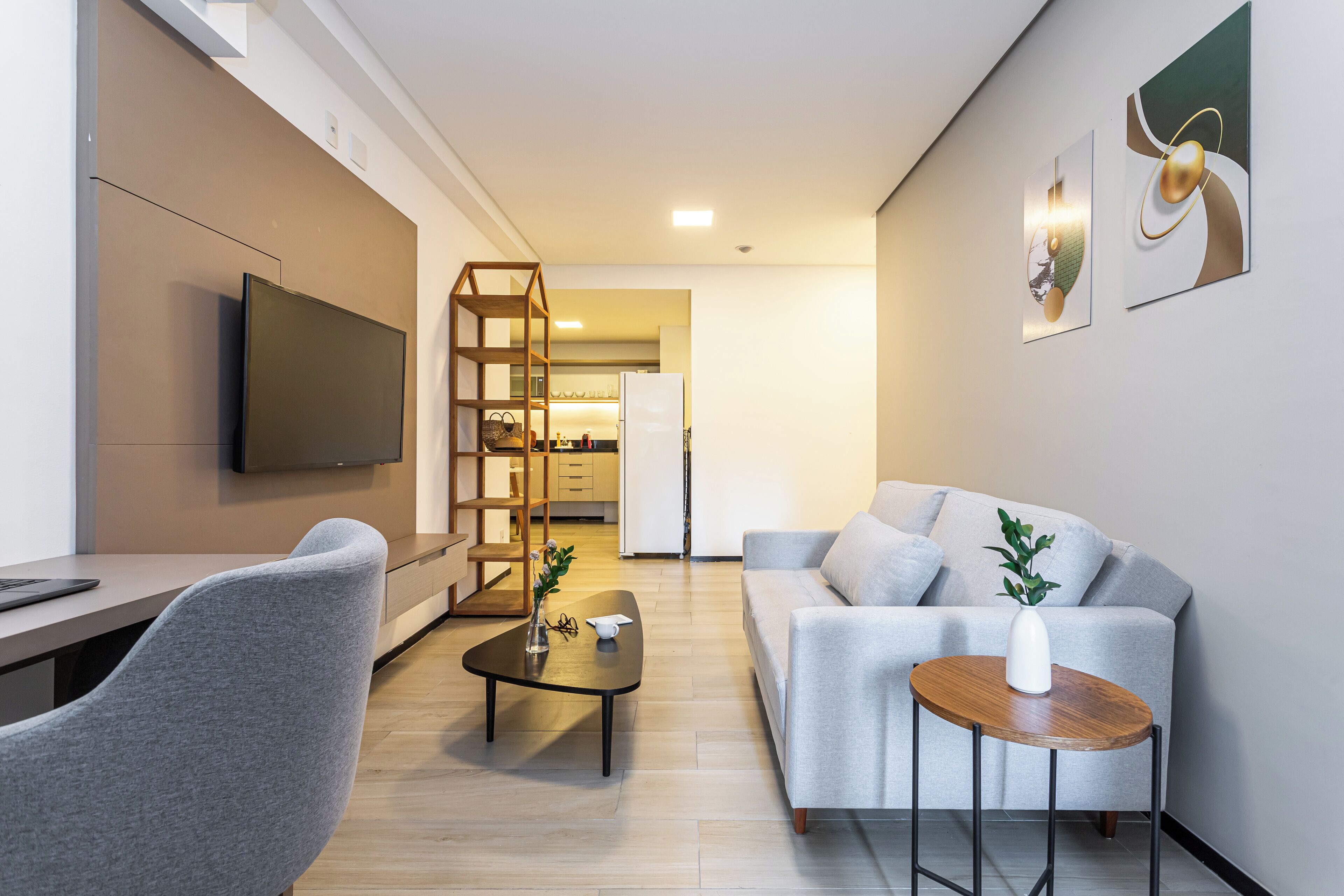 Apartamento luxo | Área de estar | Smart TV 42 polegadas com canais digitais