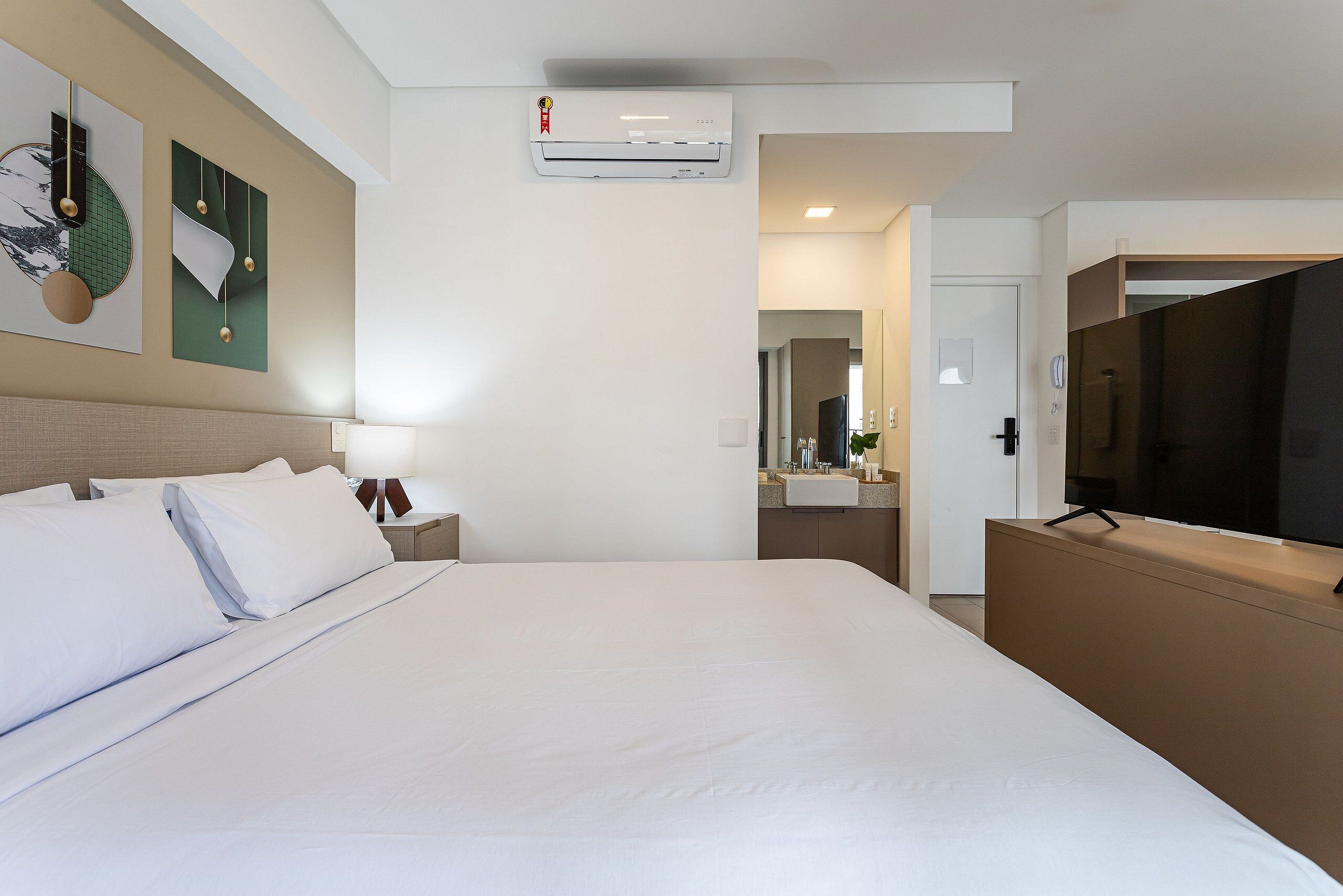 Espacio para trabajar con laptop, wifi gratis y ropa de cama 