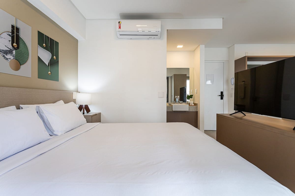 Gallery Studio | Laptop workspace, free WiFi, bed sheets