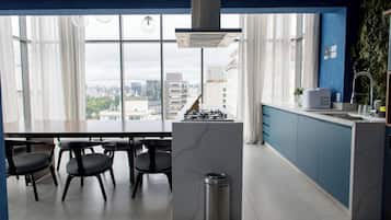 Een koelkast, een microgolfoven, een kookplaat