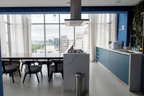 Réfrigérateur, micro-ondes, plaque de cuisson