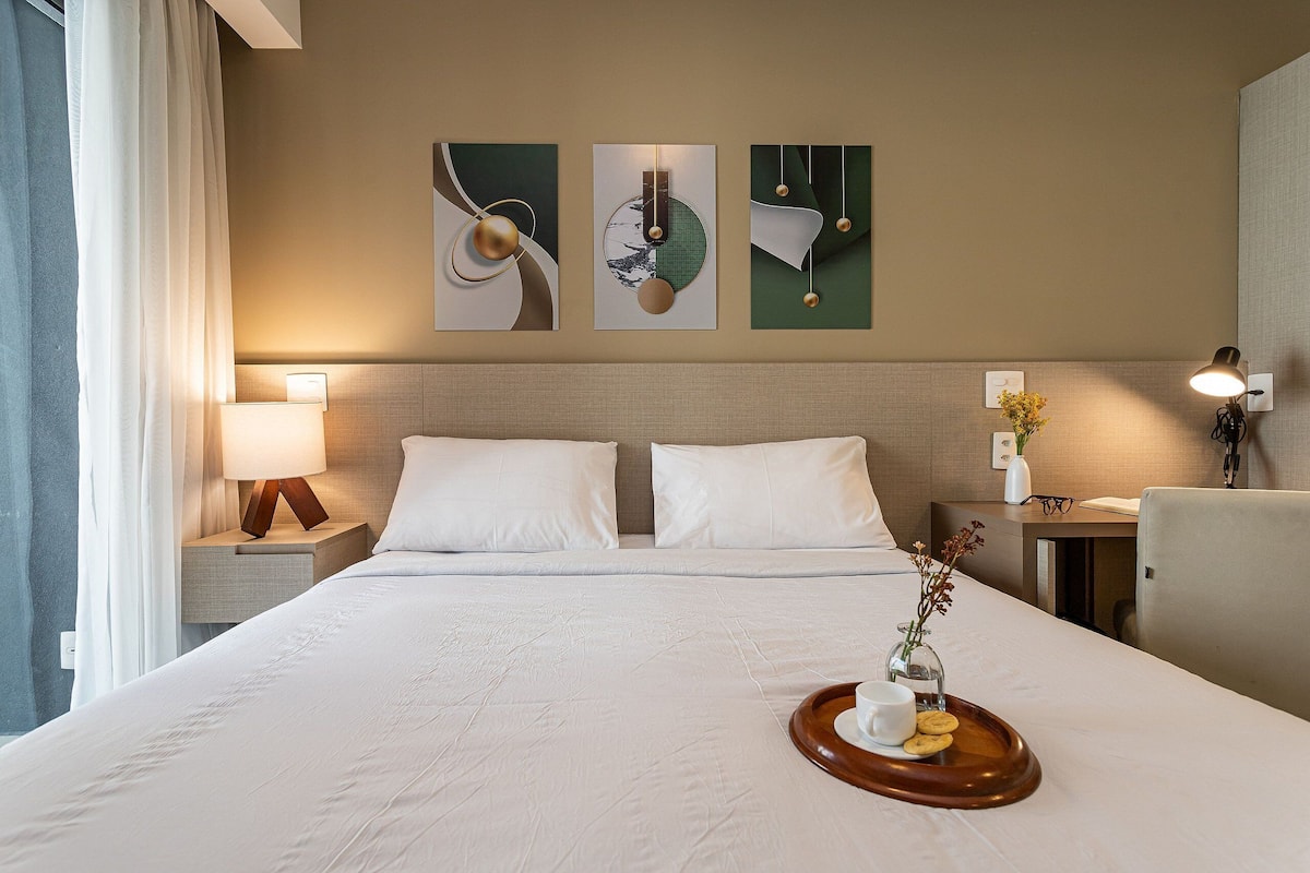 Laptop workspace, free WiFi, bed sheets