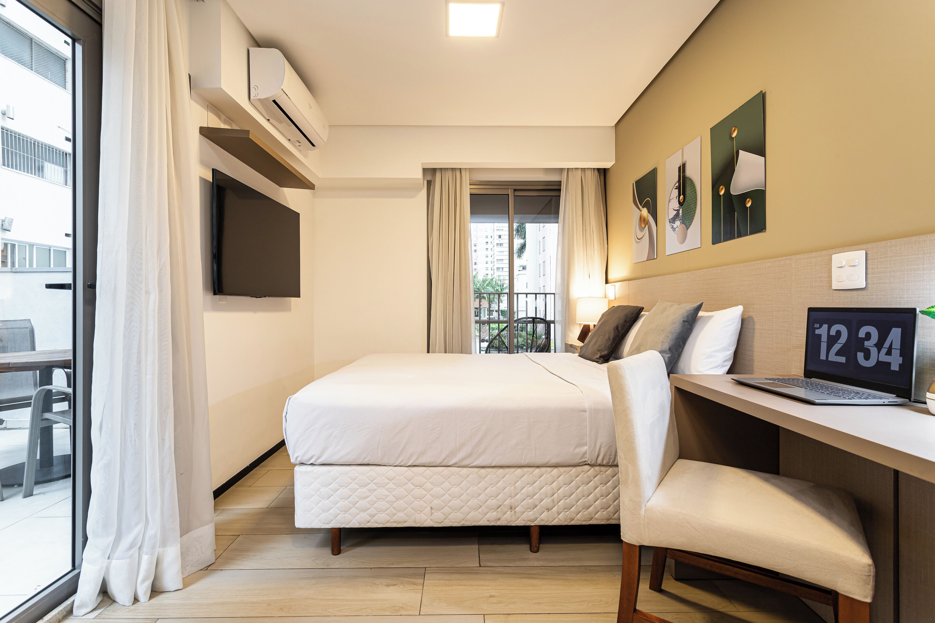 Premier stúdió | Laptophoz jól használható munkafelület, ingyenes wifi és ágynemű