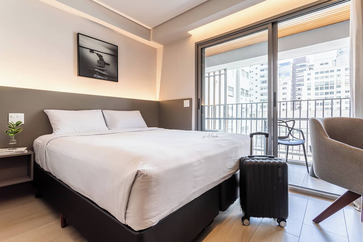 Laptophoz jól használható munkafelület, ingyenes wifi és ágynemű