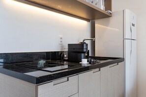 Studio | Private kitchen | Microwave, stovetop, cookware/dishes/utensils - Pivô Jardins by Viva - Apartamentos Novos e Modernos (São Paulo)