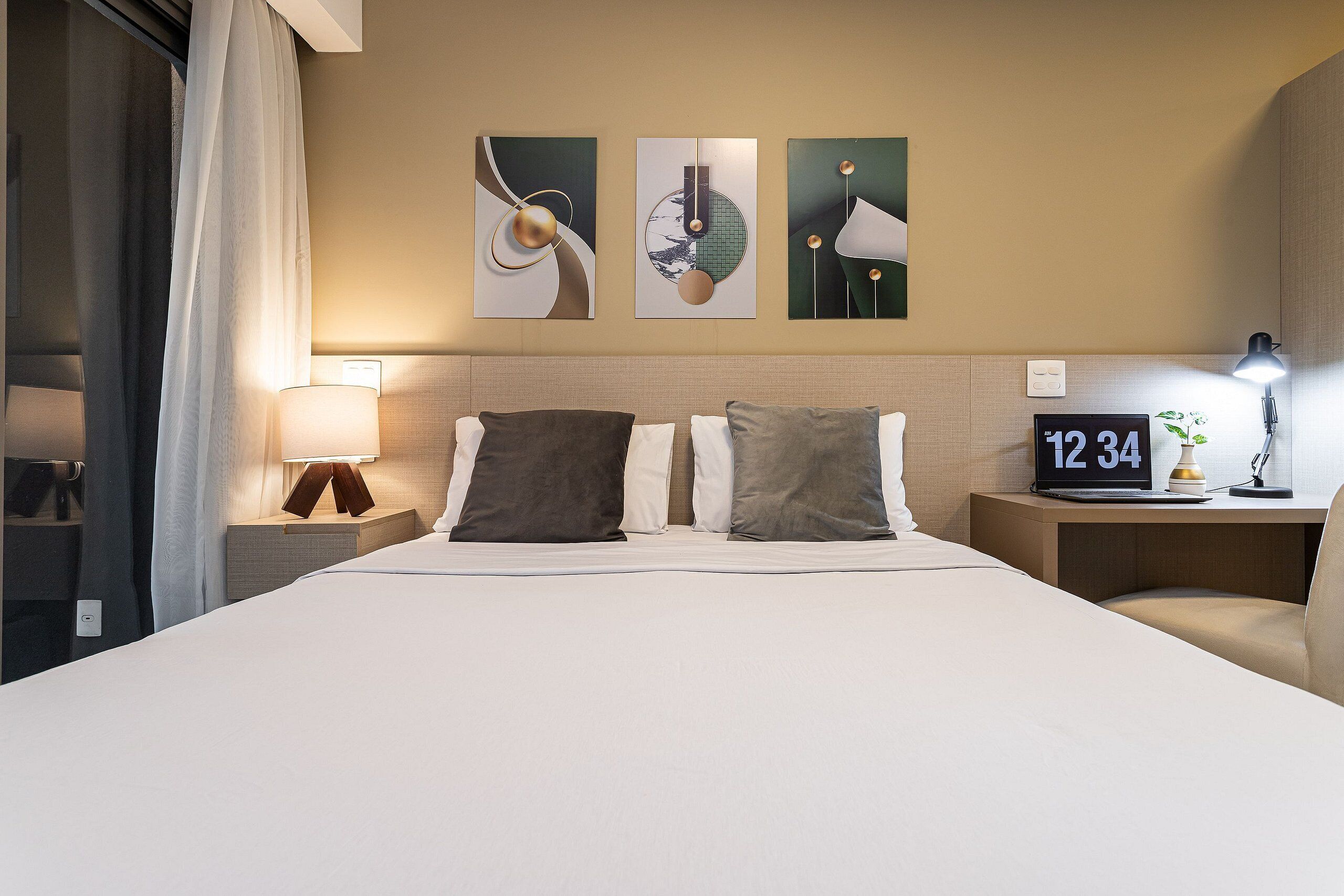 Premier Studio | Laptop workspace, free WiFi, bed sheets