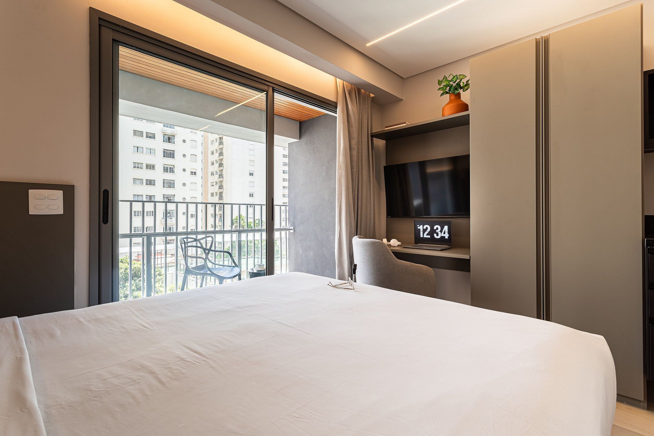 Espacio para trabajar con laptop, wifi gratis y ropa de cama 