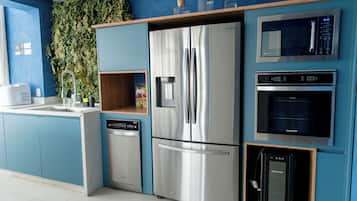 Een koelkast, een microgolfoven, een kookplaat