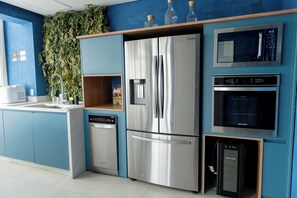 Réfrigérateur, micro-ondes, plaque de cuisson