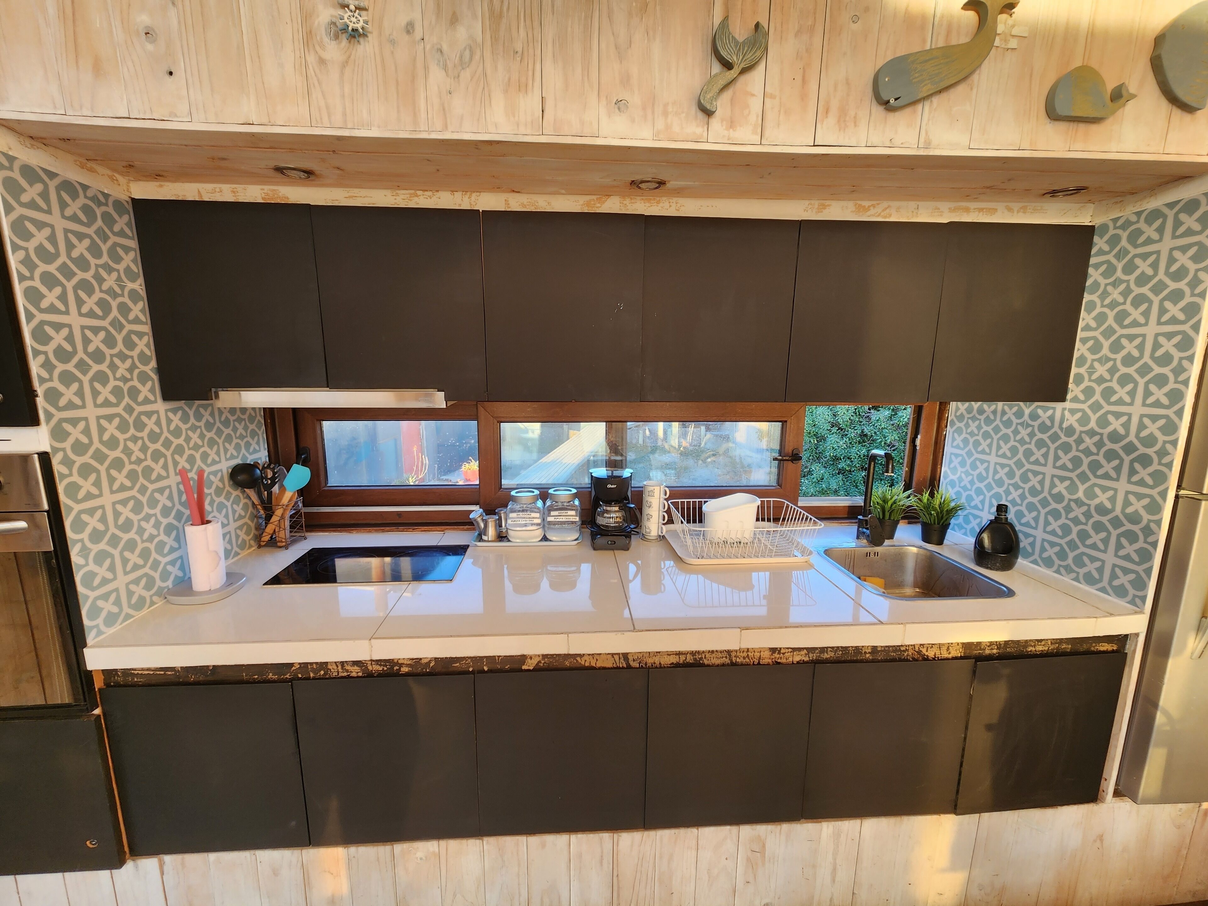 Réfrigérateur, four, plaque de cuisson, cafetière/bouilloire