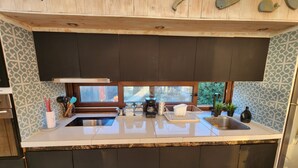 Cafetera y tetera, refrigerador, horno y parrilla de estufa
