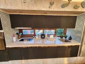 Refrigerador, horno, parrilla de estufa y cafetera y tetera 
