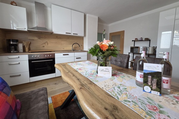 Kjøleskap, mikrobølgeovn, kokeplater og oppvaskmaskin